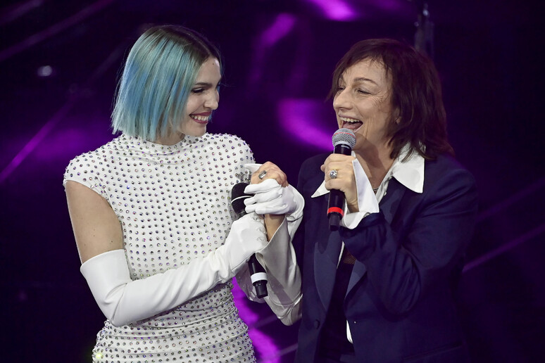La serata delle cover e dei duetti.  The Kolors con Umberto Tozzi Gazzelle con Fulminacci duetto Rose Villain con Nannini