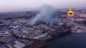 Siracusa, canneto e alberi ad alto fusto in fiamme