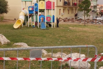 Priolo, rinvenuto amianto vicino alle giostre dei bambini, delimitata l’area interessata