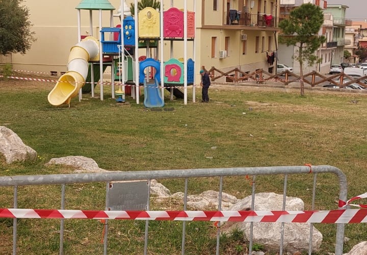 Priolo, rinvenuto amianto vicino alle giostre dei bambini, delimitata l’area interessata
