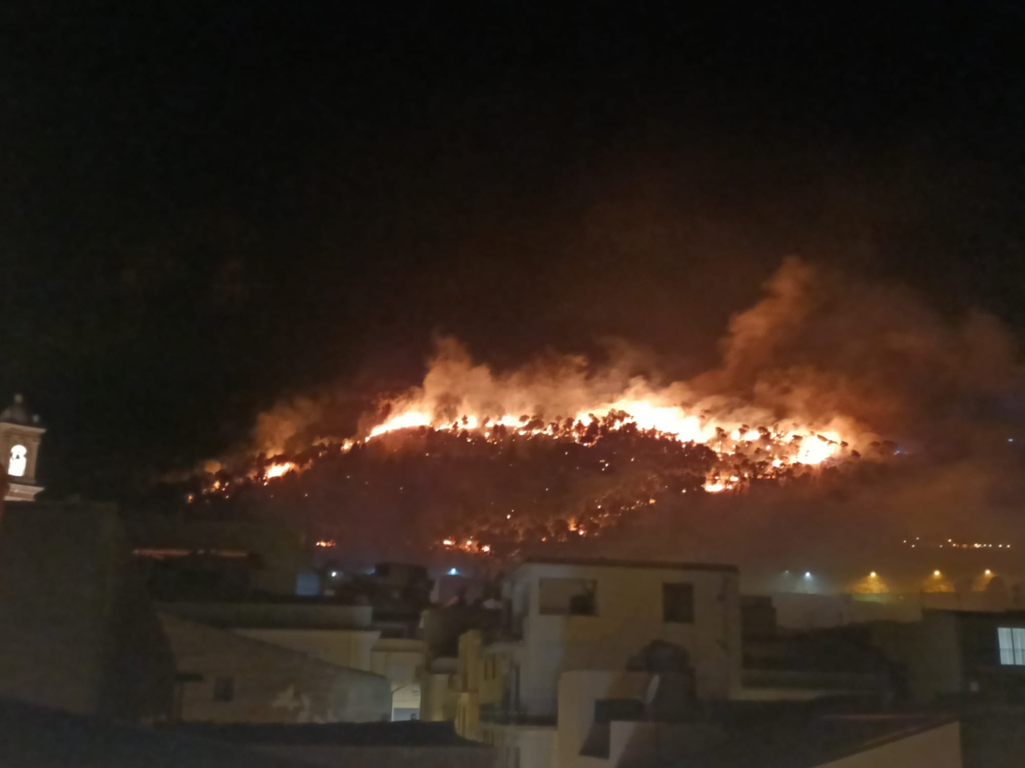 Incendio su Monte Inici nel Trapanese, vicino a Castellamare – Video