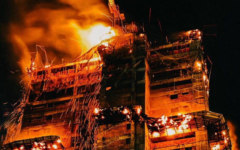 Brasile, le fiamme avvolgono un grattacielo di Recife – VIDEO