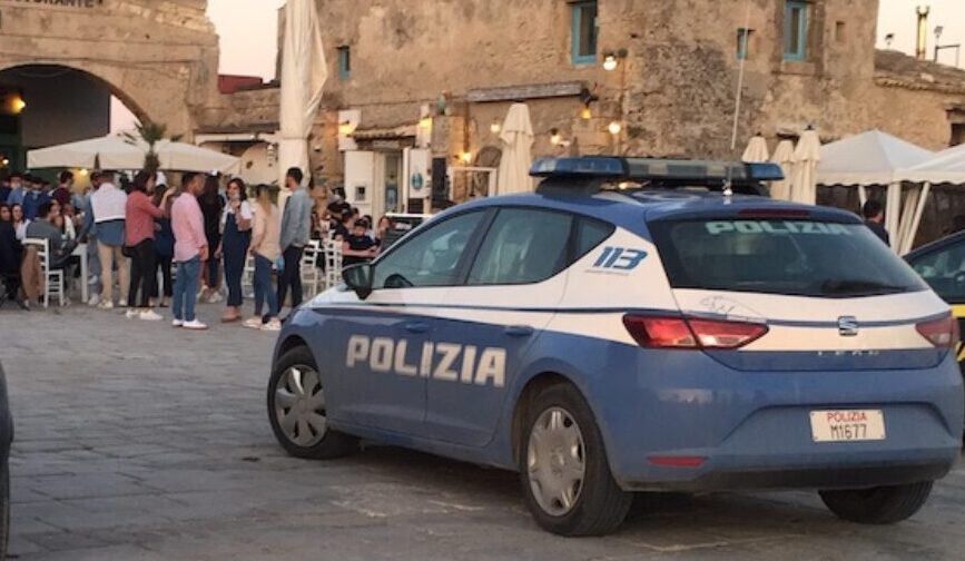 Marzamemi, si faceva aiutare dal figlio minorenne per effettuare un furto  con destrezza: denunciata una coppia