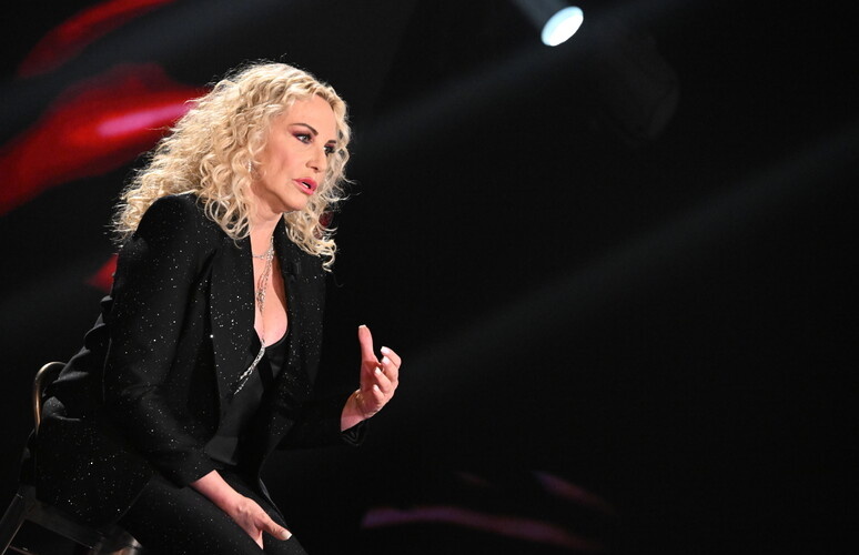Antonella Clerici accusa Ligabue, lui ‘mai detto che sai di sugo’ – Video