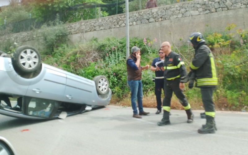 Canicattini, auto si ribalta sulla Mare-Monti