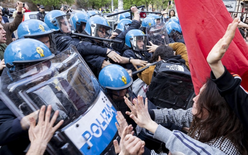 Scontri alla Sapienza tra polizia e studenti: due arresti e diversi feriti.