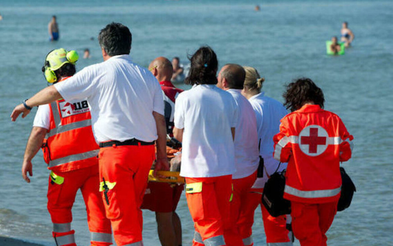 Sicilia, Turista si tuffa in mare per salvare la figlia, è grave