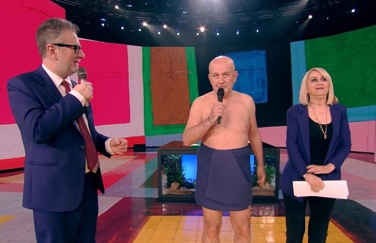 Assente da scuola per infortunio dallo scorso gennaio, docente appare in Tv da naturista