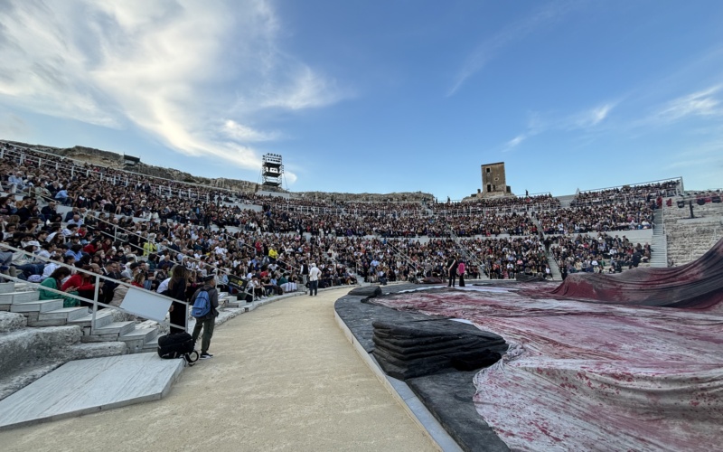 Teatro Greco Siracusa –  Ovazione per il debutto della Fedra (Ippolito portatore di corona)  per la regia di Paul Curran