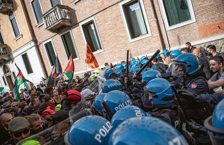 La protesta a Roma – Tensione al corteo degli studenti ‘Una ragazza ferita alla testa’, due poliziotti rimasti contusi