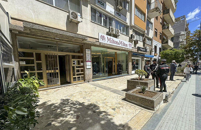Tragedia a Palermo, spara 4 colpi pistola al marito e si suicida