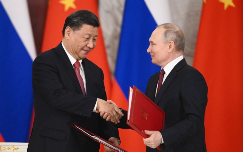 Putin in Piazza Tienanmen, calorosa stretta di mano con Xi