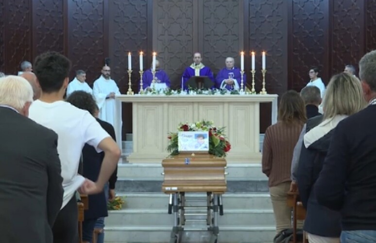Operai morto a Casteldaccia – Pianti al funerale di Miraglia, ‘Ciao Giuseppe’