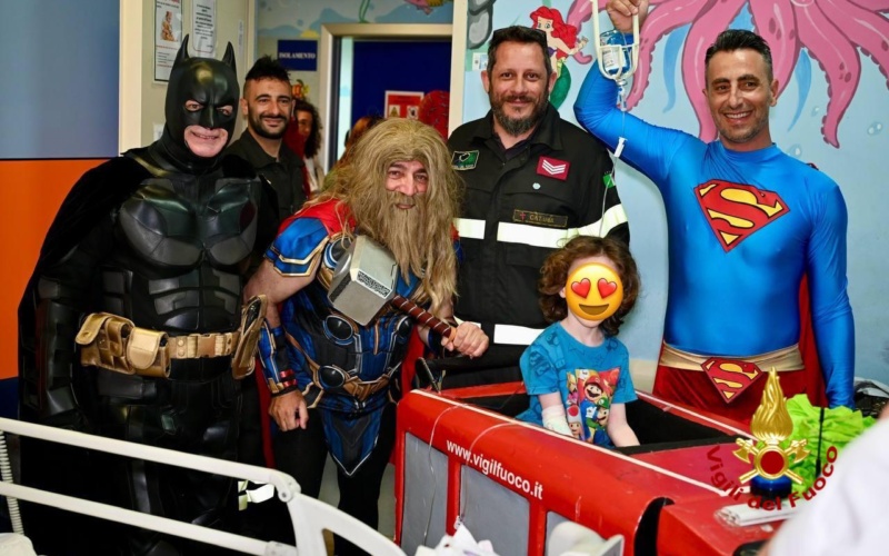 I Vigili del Fuoco in visita al reparto di pediatria dell’ Ospedale Garibaldi di Nesima a Catania