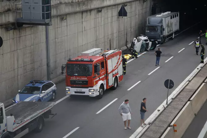 Incidente stradale –  Scontro fra un’auto e un camion sulla A52, due morti e due feriti -Video