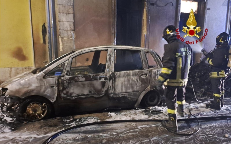 Floridia, in fiamme tre auto e un edificio – Foto