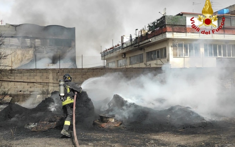 I Vigili del Fuoco intervengono per l’incendio di un capannone a Misterbianco