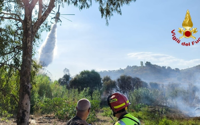 Vasto incendio di sterpaglie e macchia mediterranea a San Giorgio a Catania – foto