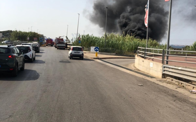 Emergenza alla rotatoria dell’Alta Sfera sulla Siracusa Priolo, incendio di erbe secche e pneumatici vicino ad una tubatura Isab – foto