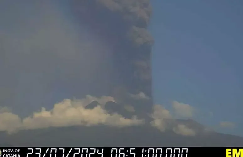Etna: altissima e intensa nube vulcanica da cratere Voragine