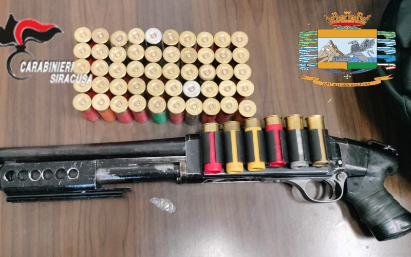 Canicattini Bagni: rivenuti oltre 2 kg di droga , un fucile a pompa e 2 valige con 85mila euro: arrestato 54enne  e denunciato figlio 30enneo