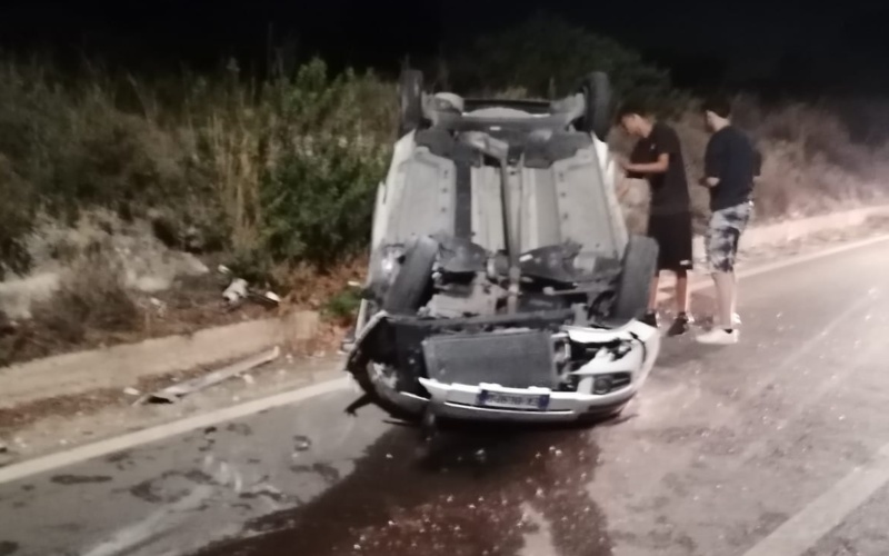 Fontane Bianche, auto si ribalta