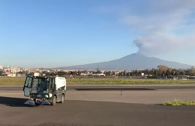 Catania – Sac, pista ‘sporca’ e inagibile, si stima una riapertura dell’aeroporto alle 15