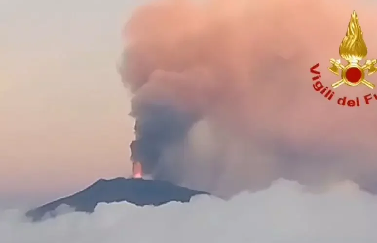 Concluso parossismo,  l’Etna nella notte ha dato spettacolo della natura affascinante