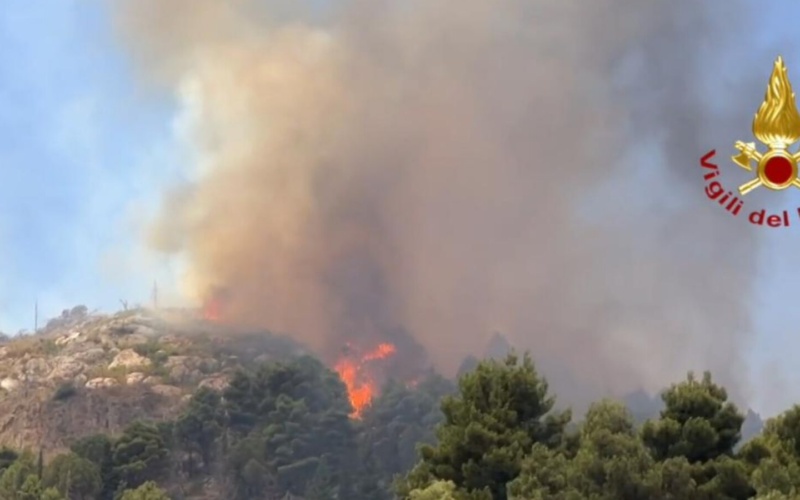 Sicilia in fiamme, vasta area brucia a Buccheri