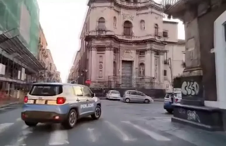 Gamba ingessata e stampelle rapina market a Palermo