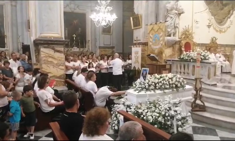 La madre di Vincenzo ai funerali: “Se c’è sbaglio, chiedo giustizia” – Video