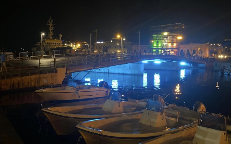 Blogger Guidi: “Ponte illuminato d’azzurro, ma con le lampadine dei lampioni fulminate” – Foto