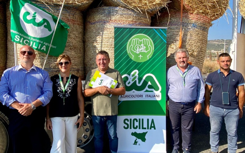 Siccità e crisi allevamenti, autoparco area industriale Priolo-Melilli: arrivato il primo carico di fieno