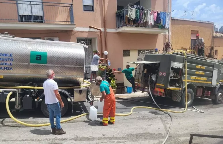 Protezione civile distribuisce acqua in frazioni Agrigento