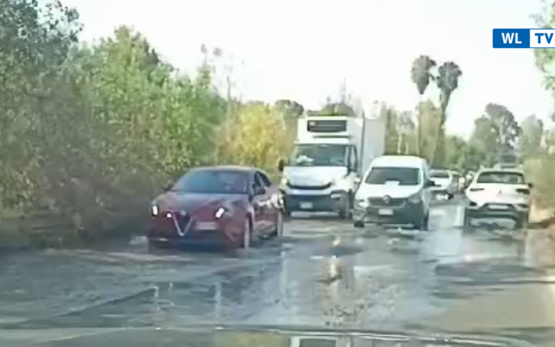 Via Elorina, guasto alla condotta fognaria -Video