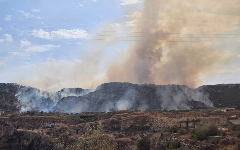 Priolo, vasto incendio nelle colline limitrofe