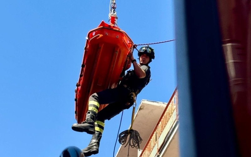 I vigili del fuoco soccorrono una persona sovrappeso a Catania – Foto