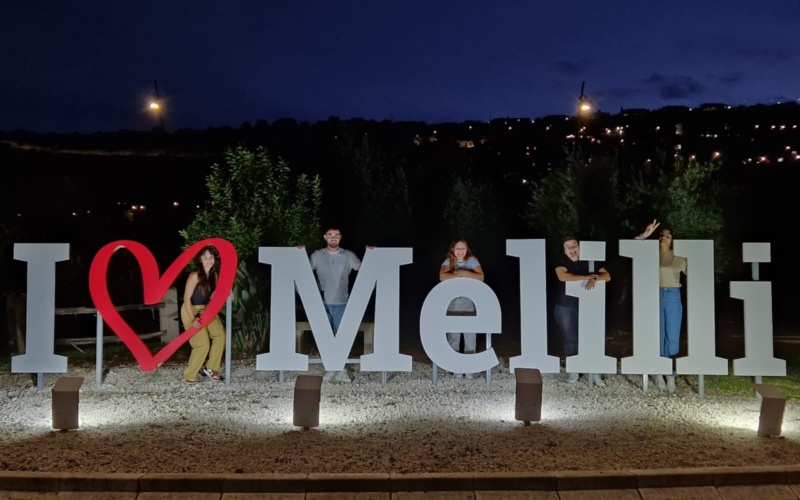Università, Melilli avrà a breve i primi laureandi che con un abbraccio simbolico hanno voluto omaggiare la Terrazza degli Iblei