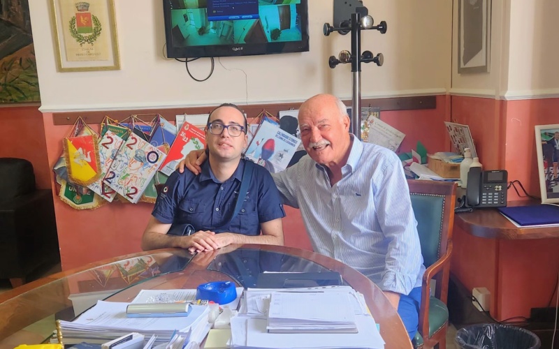 Priolo –  Il sindaco Gianni incontra Terence Nardo, scrittore e protagonista del progetto” Autismo in pillole”