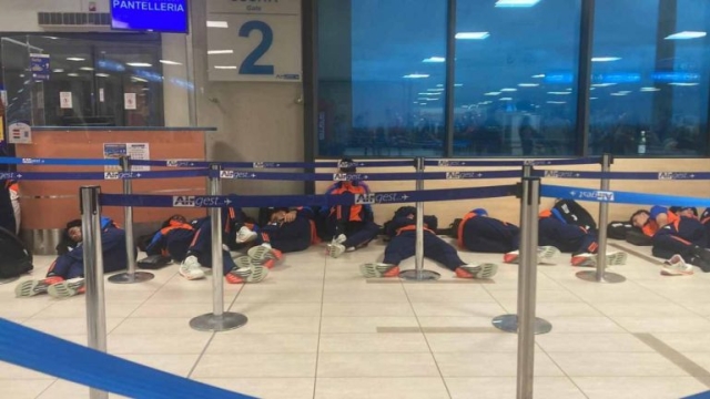 Notte in aeroporto per i calciatori della Juve, il governatore convoca Airgest