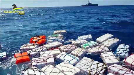 La Guardia di finanza di Catania distrugge 500 chili di cocaina (Video)
