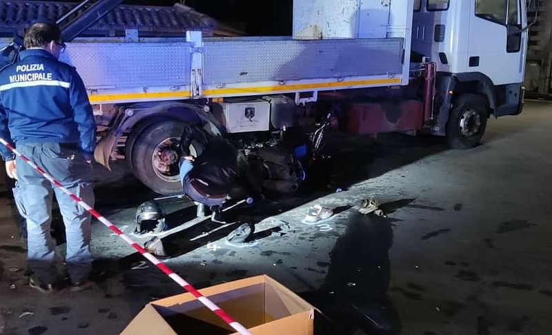Netturbino perde la vita nello scontro della sua moto con un camion