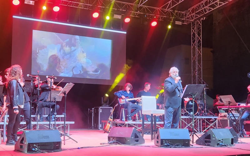 Ancora un grande successo a Priolo, migliaia di persone in piazza per il concerto di Amedeo Minghi