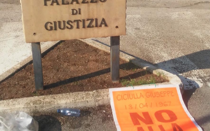 Imprenditore manifesta al tribunale ripulendo aiuola e lapide