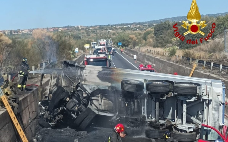 Paternò, scontro tra camion e auto: due le vittime
