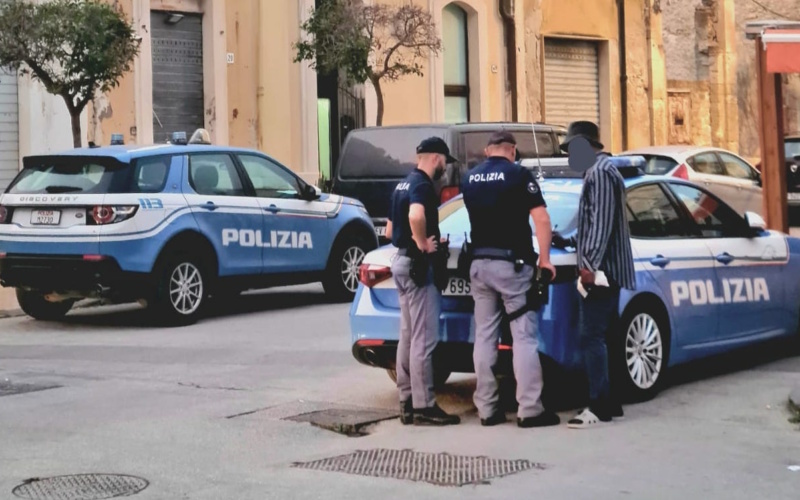 Danneggia le vetture in sosta: i poliziotti bloccano uno straniero