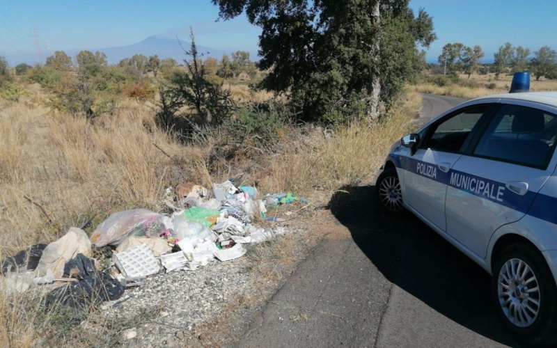 Melilli. Abbandonavano rifiuti su pubblica via, beccati dalla Polizia Locale.