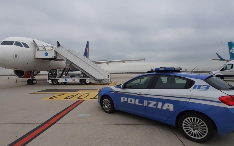 I poliziotti notificano a un tunisino un decreto di espulsione