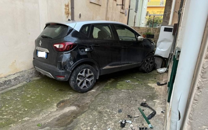 Scicli, auto in un vicolo urta il tubo del metano