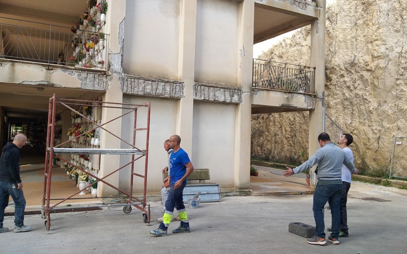 Cimitero, cominciati i lavori di manutenzione in uno dei colombari
